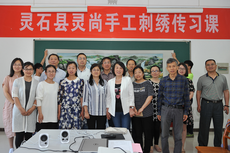 6晋中学院剪纸、刺绣传人工作室建成合影.JPG