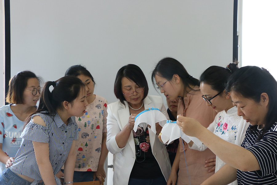 7李崇萍向学生、老师传授刺绣工艺.JPG