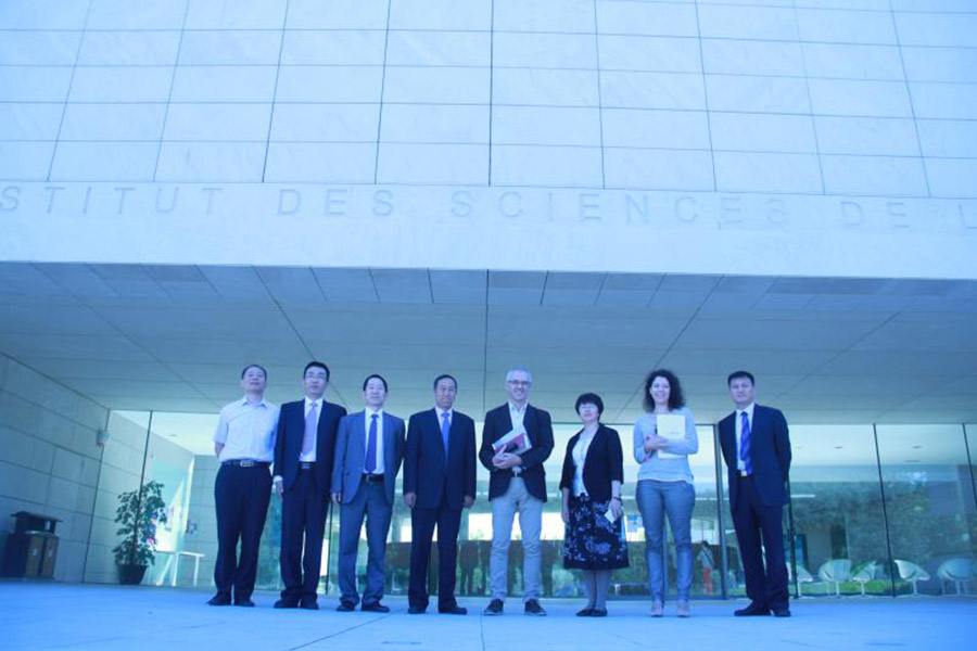 法国波尔多大学校长Manuel Tunon de Lara洽谈联合培养本科3+1项目后合影.jpg